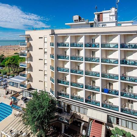 Hotel Palace Бибионе Екстериор снимка