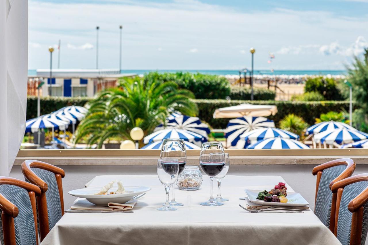 Hotel Palace Бибионе Екстериор снимка