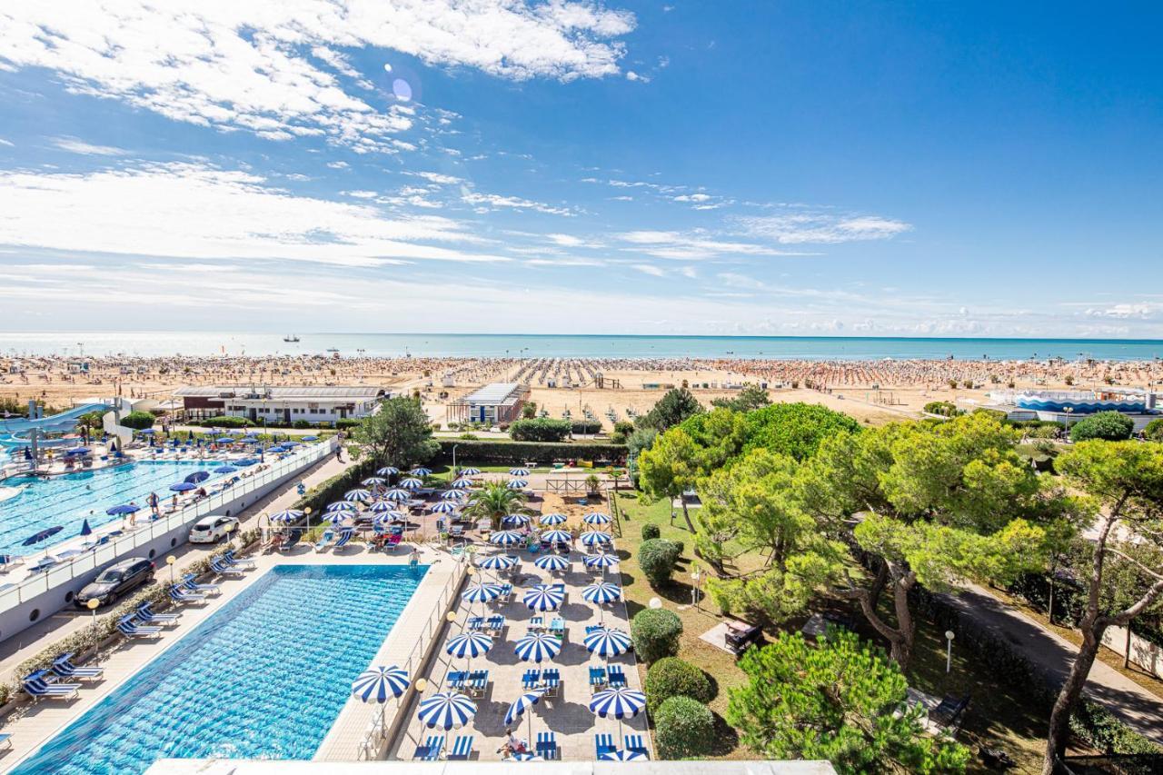 Hotel Palace Бибионе Екстериор снимка