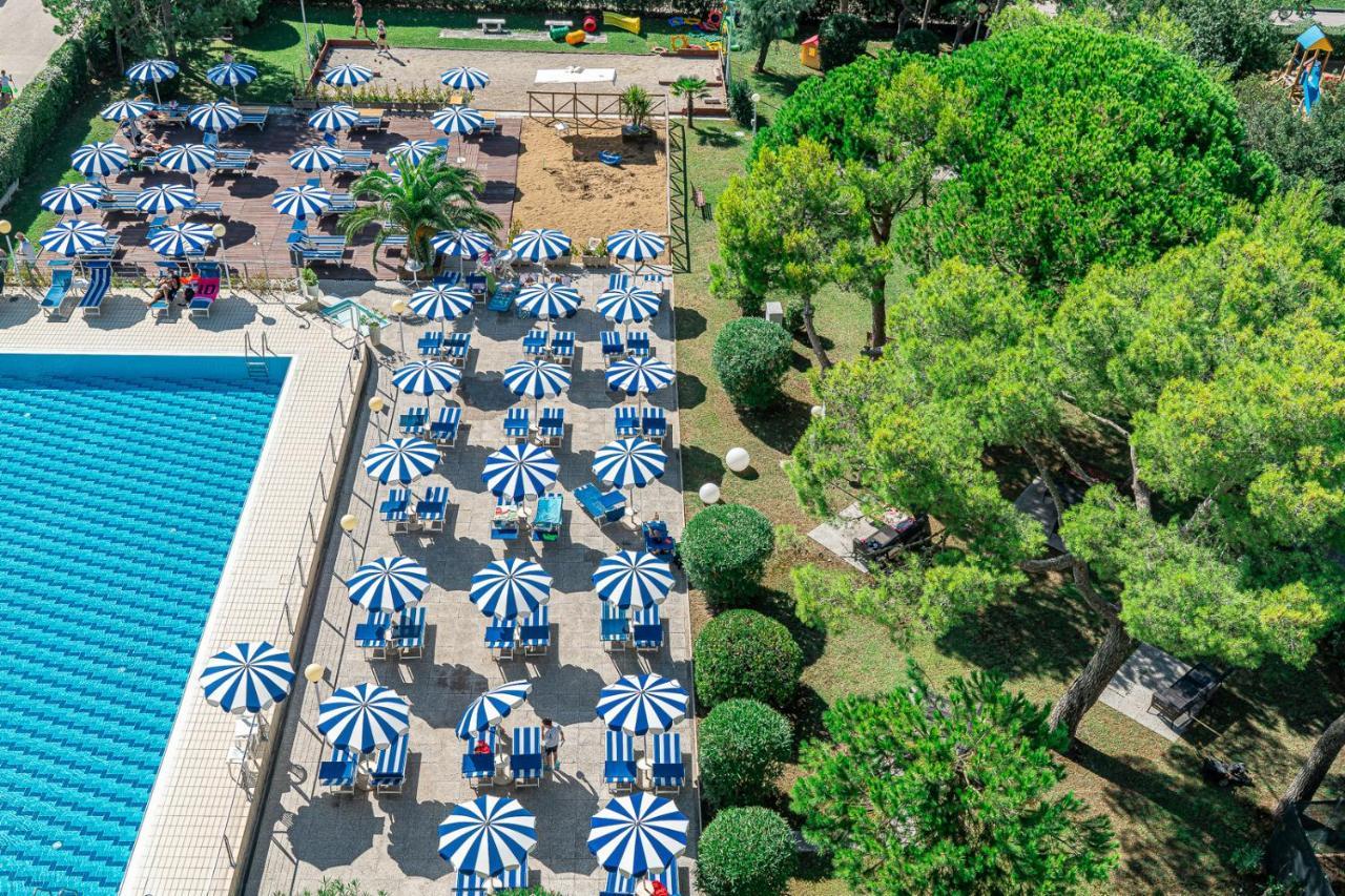 Hotel Palace Бибионе Екстериор снимка