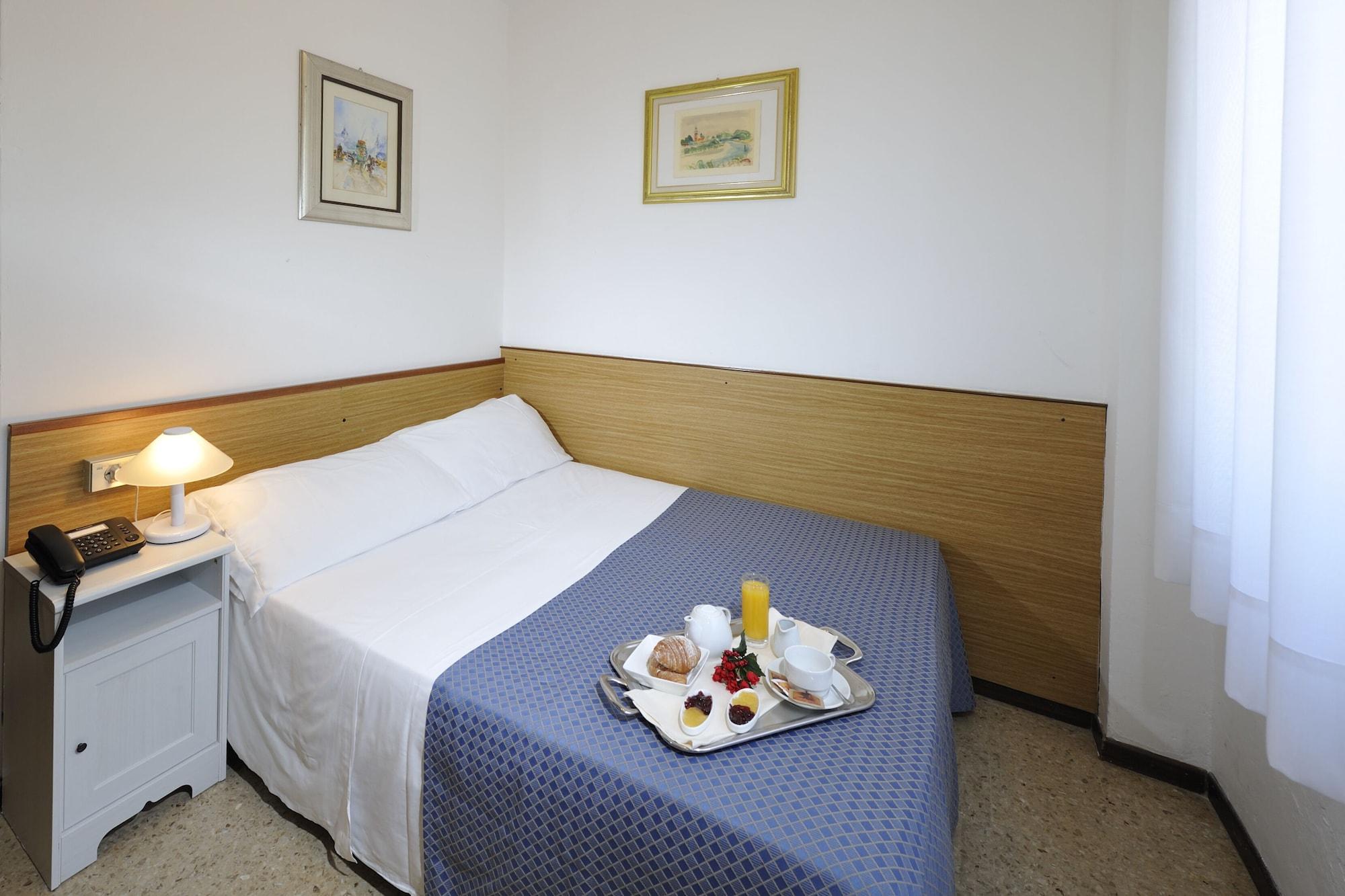 Hotel Palace Бибионе Екстериор снимка