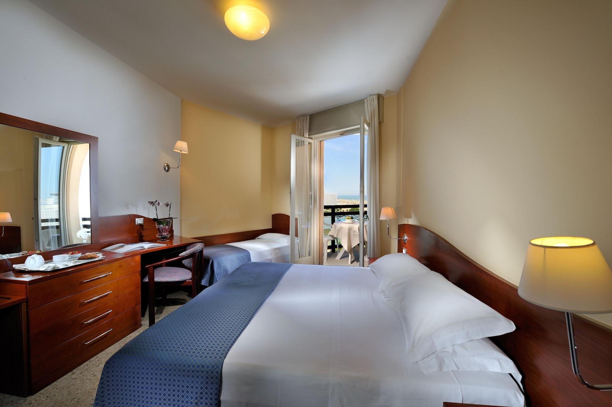Hotel Palace Бибионе Екстериор снимка