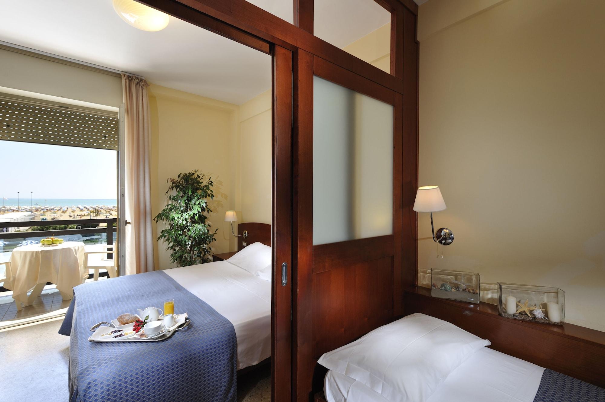 Hotel Palace Бибионе Екстериор снимка