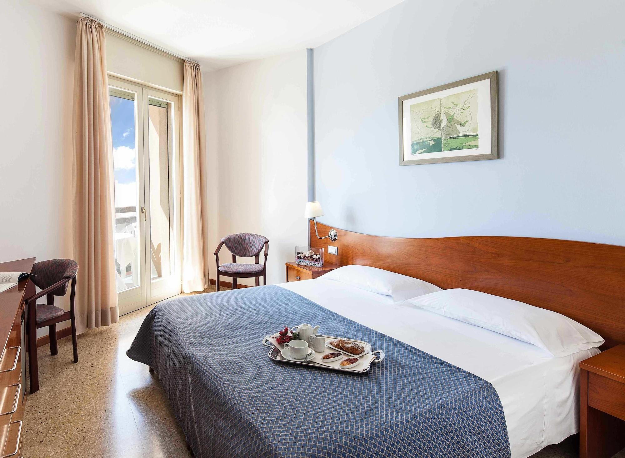 Hotel Palace Бибионе Екстериор снимка