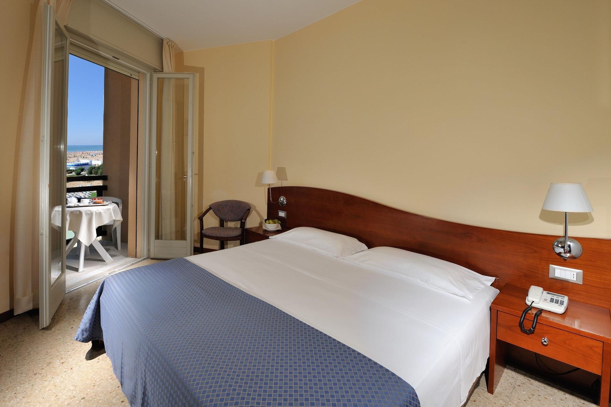 Hotel Palace Бибионе Екстериор снимка