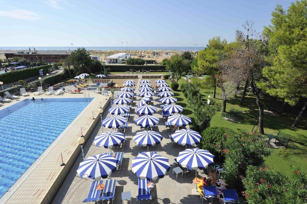 Hotel Palace Бибионе Екстериор снимка