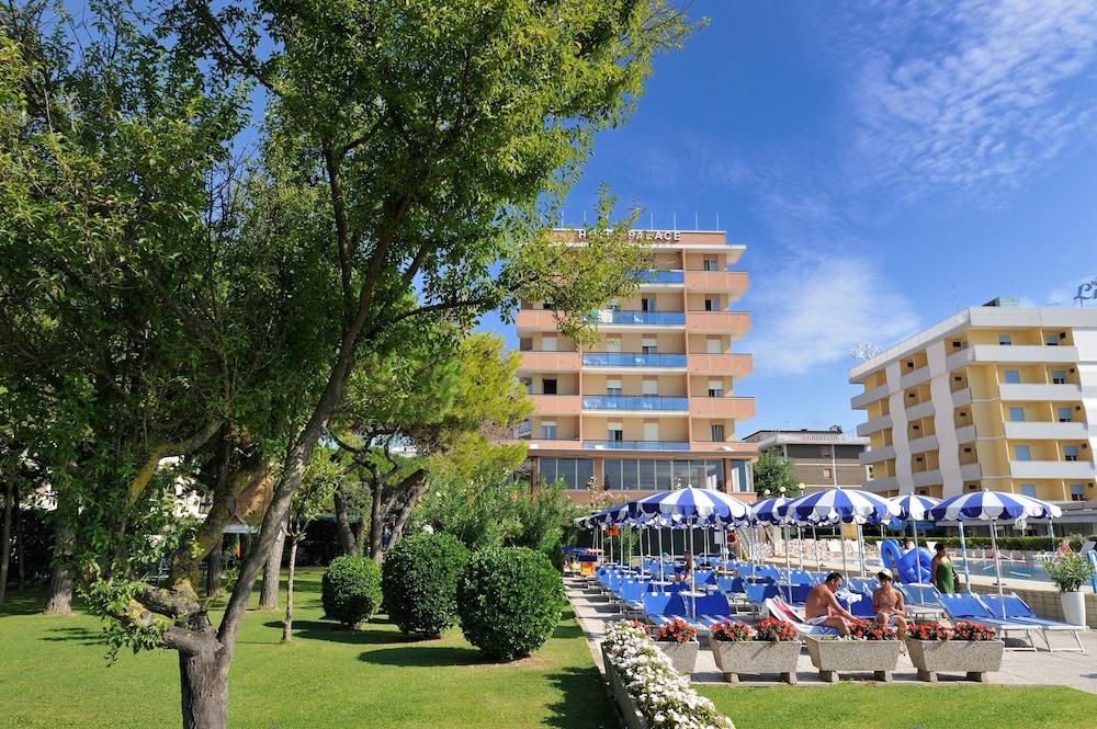 Hotel Palace Бибионе Екстериор снимка