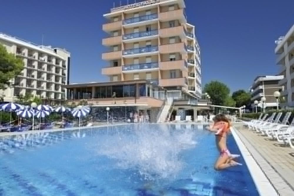 Hotel Palace Бибионе Екстериор снимка