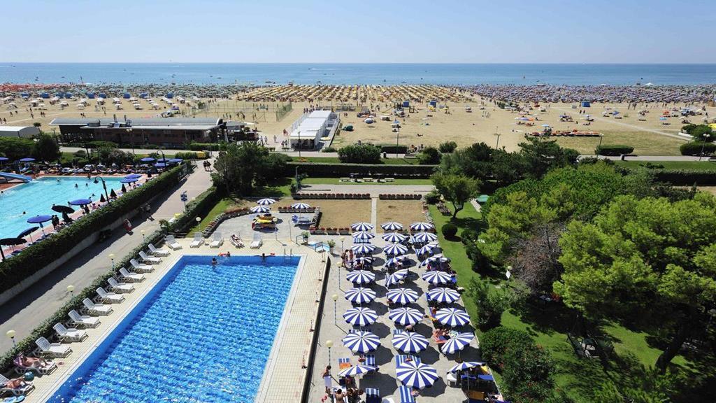 Hotel Palace Бибионе Екстериор снимка