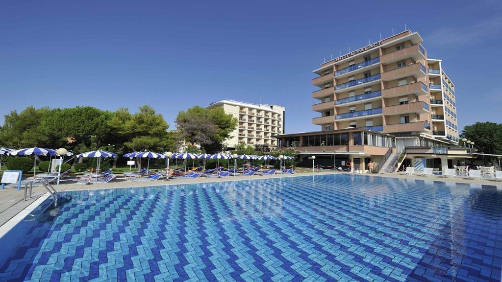 Hotel Palace Бибионе Екстериор снимка