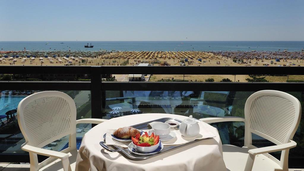 Hotel Palace Бибионе Екстериор снимка