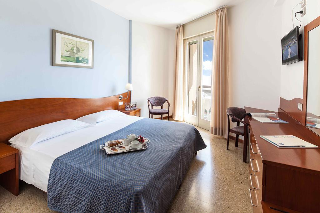 Hotel Palace Бибионе Екстериор снимка