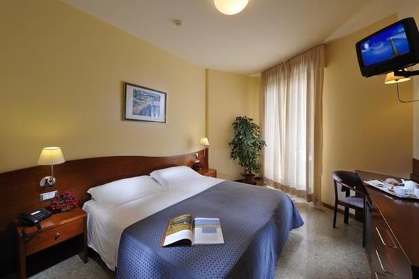 Hotel Palace Бибионе Екстериор снимка
