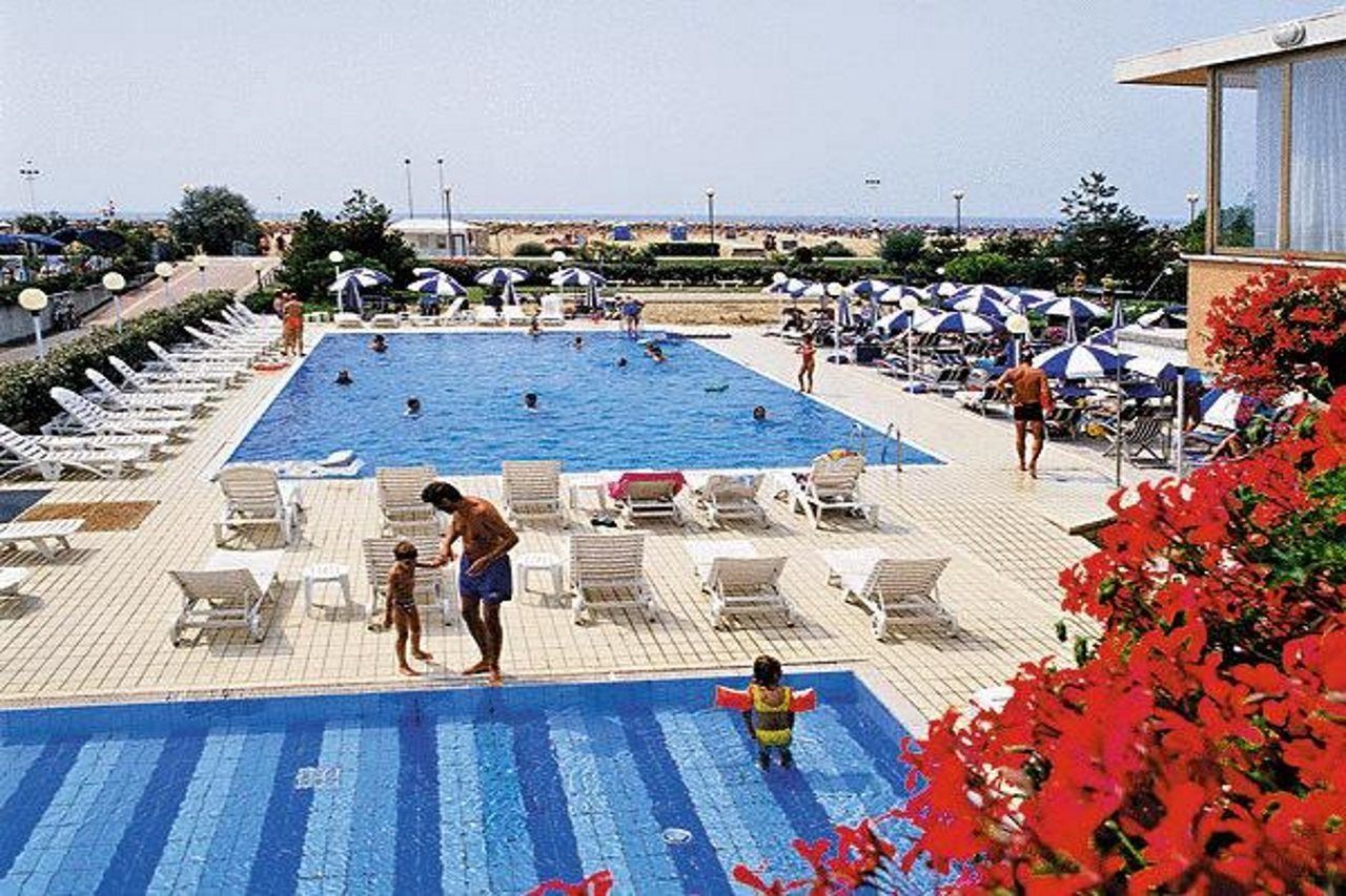 Hotel Palace Бибионе Екстериор снимка