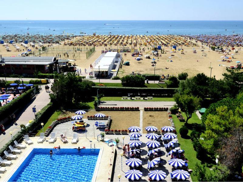 Hotel Palace Бибионе Екстериор снимка