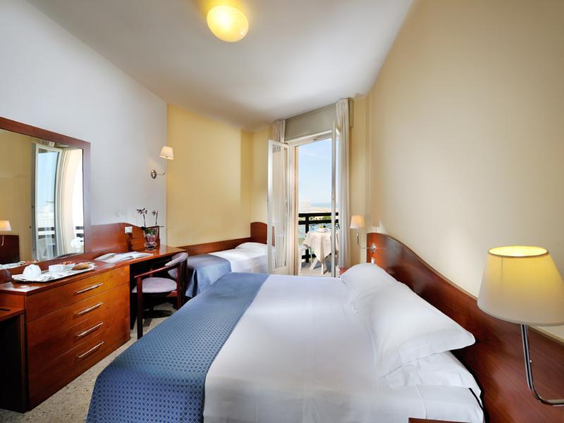 Hotel Palace Бибионе Екстериор снимка
