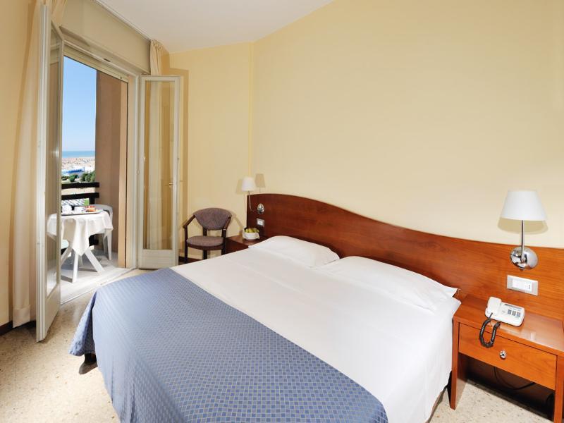 Hotel Palace Бибионе Екстериор снимка