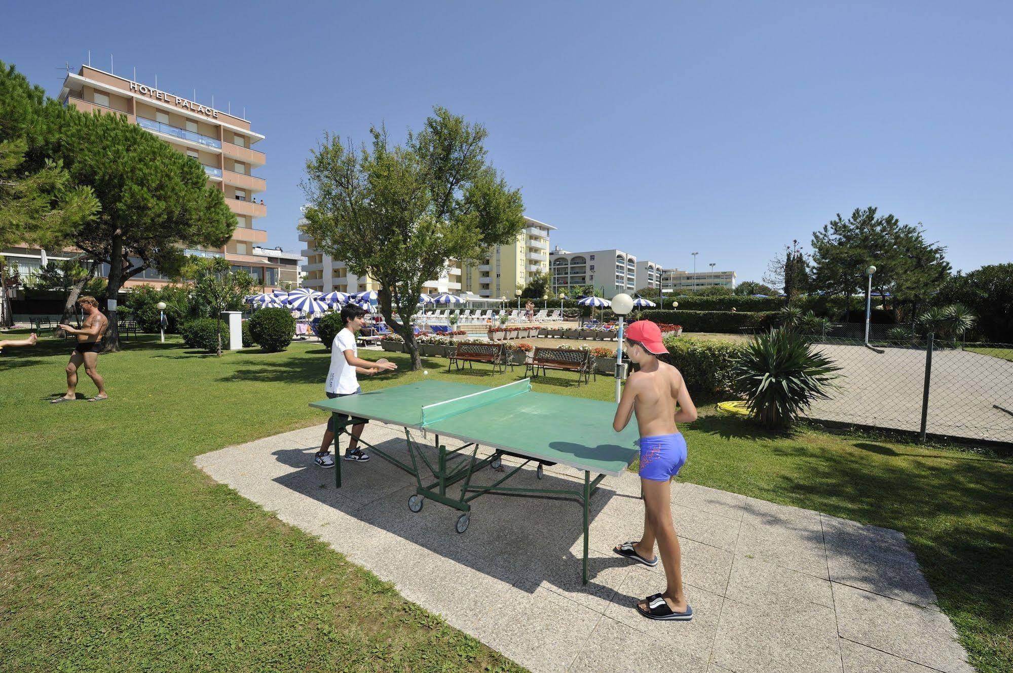Hotel Palace Бибионе Екстериор снимка